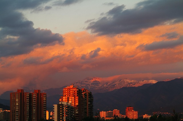 profesionales analizando indicadores financieros en oficina en Santiago de Chile